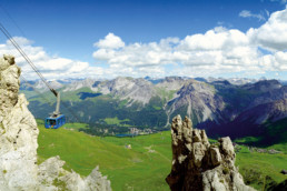 law-mit-blick-auf-dorf